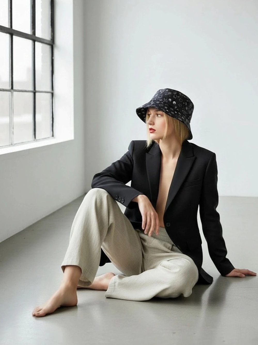 Fendi NWT FF Fabric Bucket Hat Navy & White